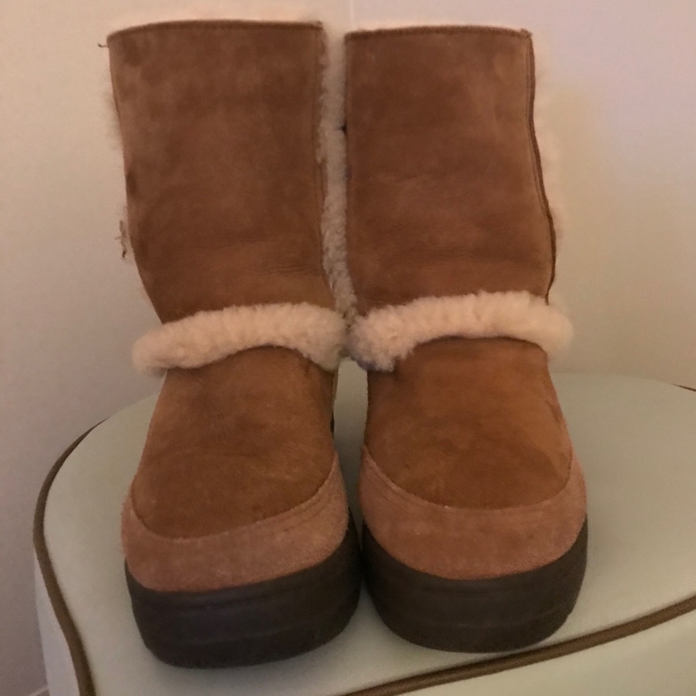 W’s Ugg Sundance boots.